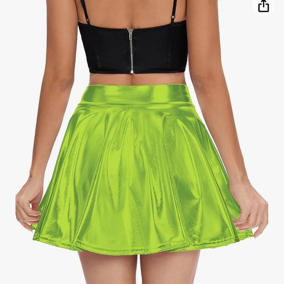 Metallic Green Flare Pleated Mini Skater Skirt. Size Small - Picture 2 of 8